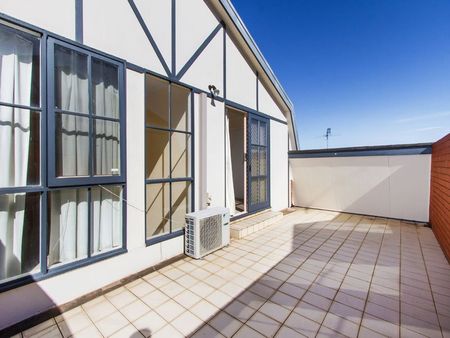 Spacious townhouse on a small block of 5! - Photo 5