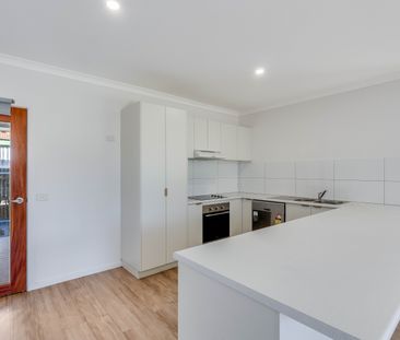 Modern, Stylish & Sleek Living in Prime North Albury Location - Photo 5