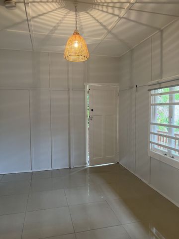 One Bedroom Unit walking distance to the City! - Photo 3