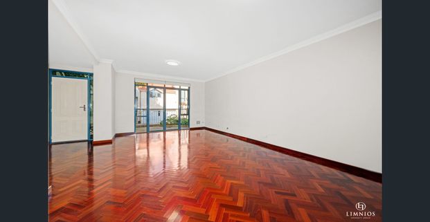 Luxury Waterfront Townhouse in Prestigious Claisebrook Cove - Photo 1