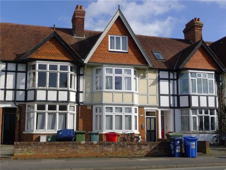 A studio flat in the heart of Summertown. The property is situated just to the north of the main shops and bus stop to the city centre. Suitable for a single occupant only. - Photo 2