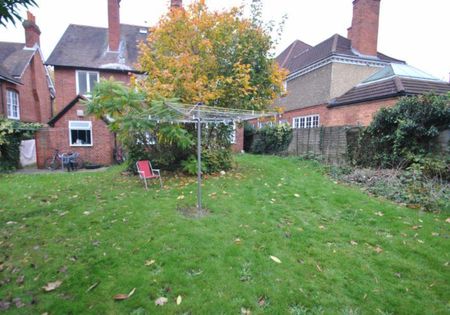 1 bedroom in a house share to rent - Photo 4