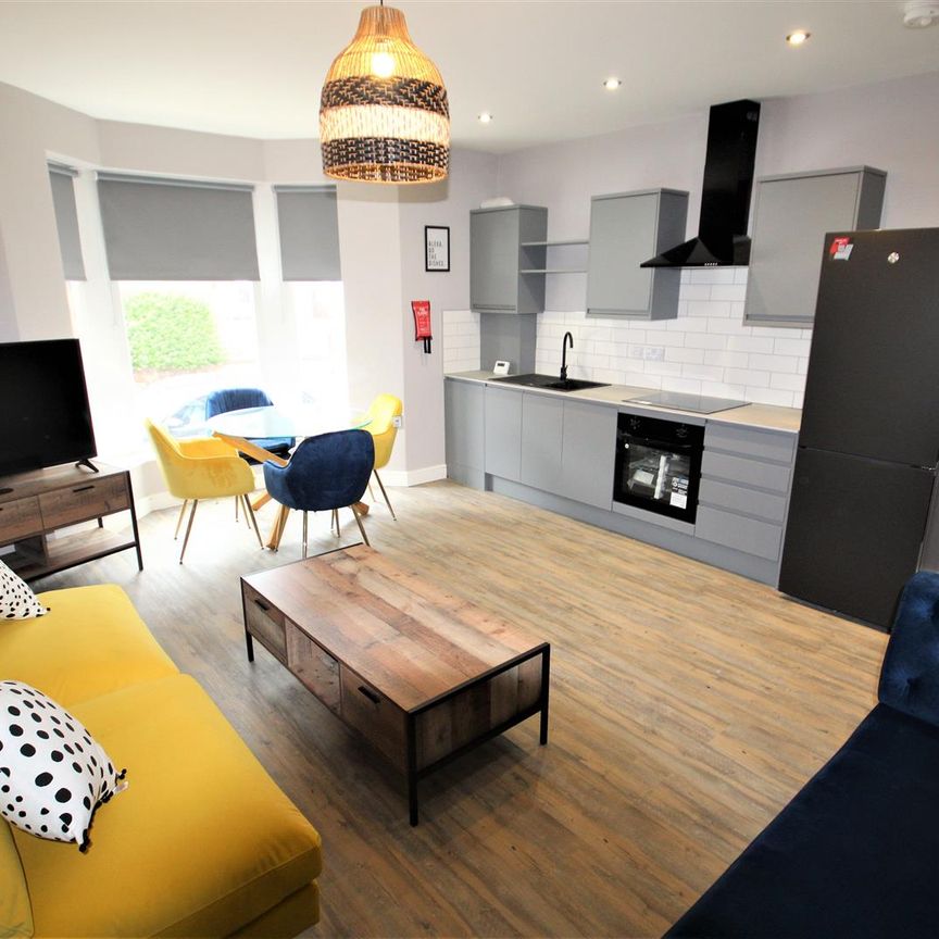 Flat, Edinburgh Road, Armley, LS12 3RW, Leeds - Photo 1
