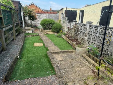 2 bedroom terraced house to rent - Photo 4