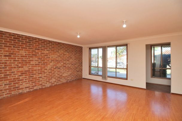 SPACIOUS 2-BEDROOM VILLA, QUIET COMPLEX, CLOSE TO SHOPS & TRANSPORT - Photo 1