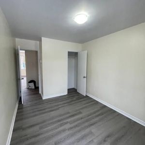 GRAND 5 1/2 RÉNOVE, PRES BORD DE L'EAU, JARDIN, SOUS-SOL ET 1 PARKING INCLUS - Photo 2