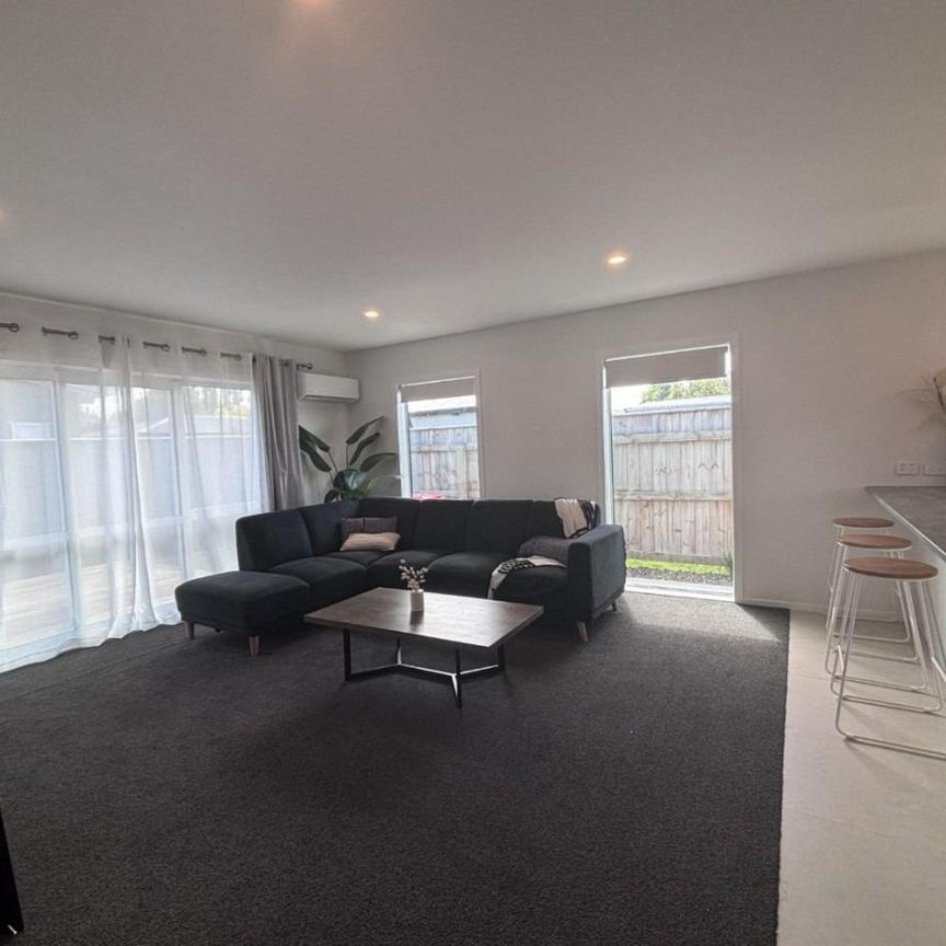 Modern two-bedroom home - Photo 1