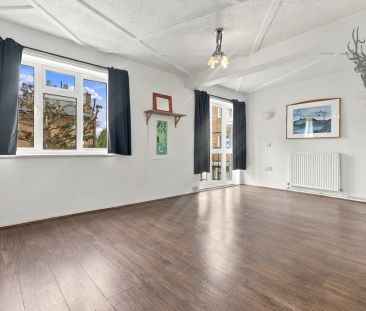 3 Bedroom Maisonette - Photo 3
