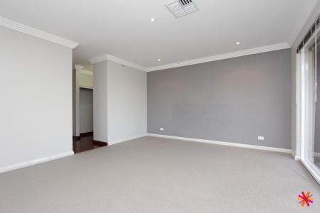 BEAUTIFULLY DESIGNED FAMILY HOME - Photo 4