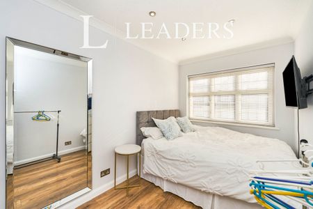 Wickham Avenue, Cheam, SM3 - Photo 2