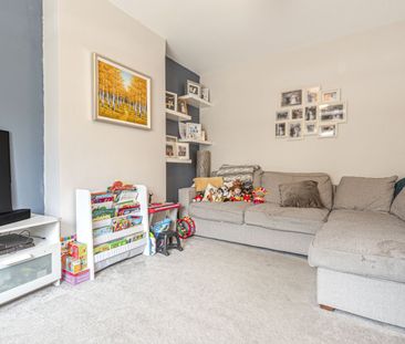 Semi-detached House to rent - Merchland Road, London, SE9 - Photo 2