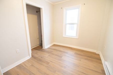 Charming 2 Bedroom House in Welland!! - Photo 4