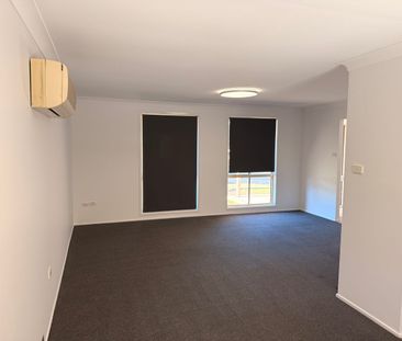 Light and Bright Freshly painted, new carpets, light fittings........ - Photo 3