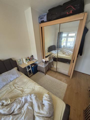 1 bedroom in a house share to rent - Photo 2