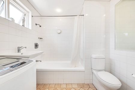 Beautifully Refined Apartment with Stunning City Views in Heart of Woolwich - Photo 5