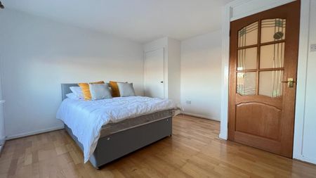 3 bedroom flat to rent - Photo 2