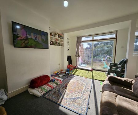 4 bedroom semi-detached house to rent - Photo 2