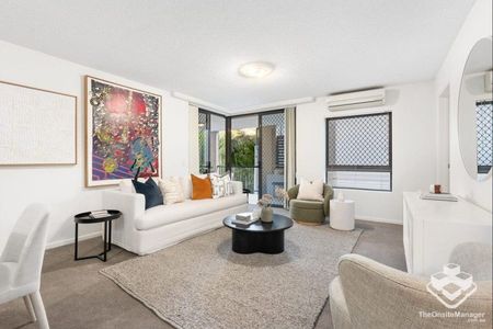 Two bedroom apartment in the heart of Toowong - Photo 2