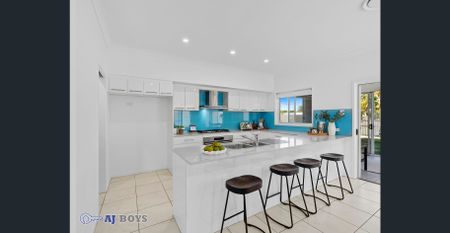 4 Bedroom House with 5kw solar and Walking Distance to Harbour Town Shopping Centre - Photo 3