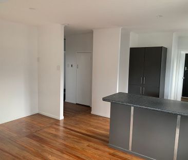 Standalone -Family Friendly - w workshop garage. - Photo 2
