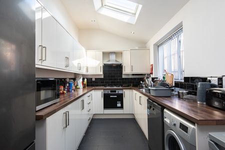 6 Bedroom Student Home! 162pppw 52 Weeks. All Bills included. No fees Room 3 - Photo 5