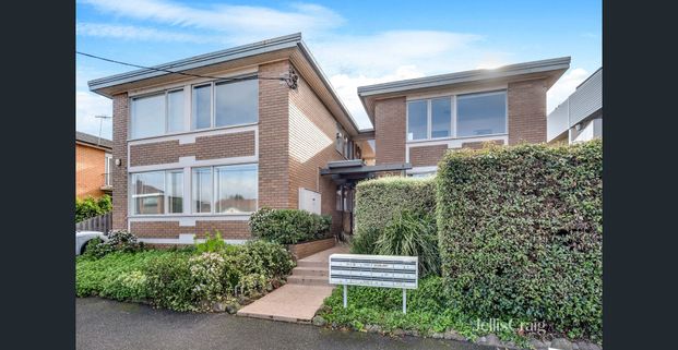 Two Bedroom Apartment with Private Parking and Access - Photo 1