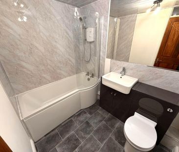 3 bedroom Flat To Let - Photo 6