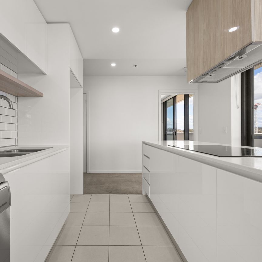 SPACIOUS TWO-BEDROOM APARTMENT WITH STUNNING VIEWS - Photo 1