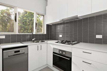 Super Spacious Two Bedroom Apartment! - Photo 4