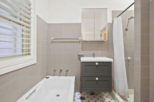 Elegant Fully Furnished Art Deco Apartment in the Heart of Wollongong - Photo 1