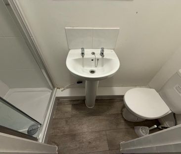 1 bedroom in a house share to rent - Photo 6