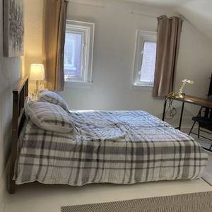 Furnished! Subway! All Included! - Photo 2