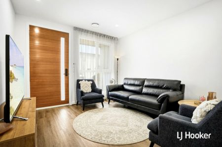 Beautiful 3 Bedroom Townhouse - Great Location! - Photo 3