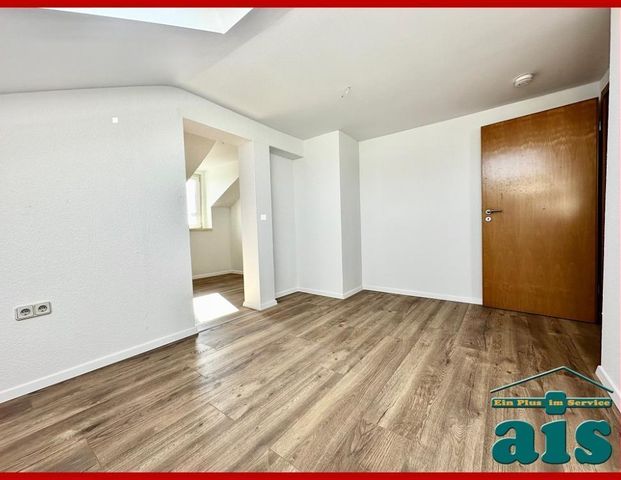 ais-GmbH bietet an: Renovierte 4 Zimmer Wohnung in der Südstadt. - Foto 1