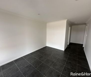 Modern Family Living in Munno Para Downs - Photo 5