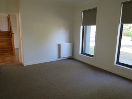 35 Swanson Crescent, Chadstone VIC 3148 - Townhouse For Rent | Domain - Photo 4