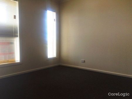 Low-maintenance living in a growing and family-friendly neighbourhood! - Photo 3