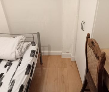 Room in a Shared Flat, Tree Road, E16 - Photo 4