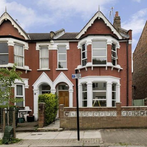 Amazing 5 double bedroom house with garden mins to tube & shops - Photo 1