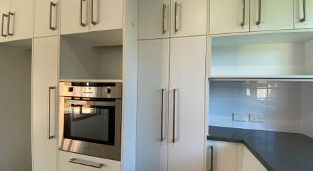 HAREWOOD - 3 BEDROOMS, 1 BATHROOM, HEATPUMP, DOUBLE GARAGE - Photo 4