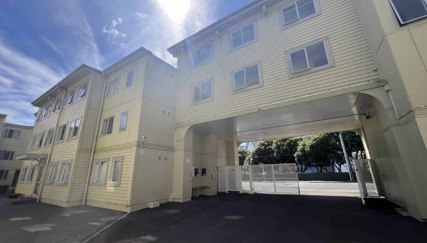 Handy, Warm & Secure! - Photo 1