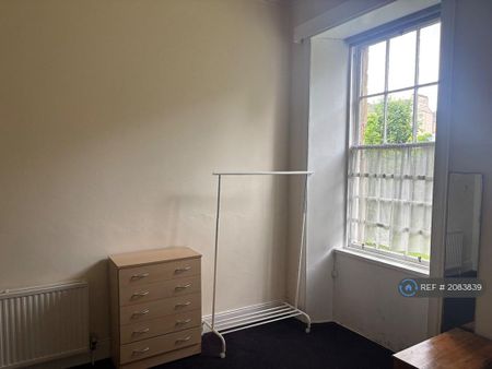 3 bedroom flat to rent - Photo 3