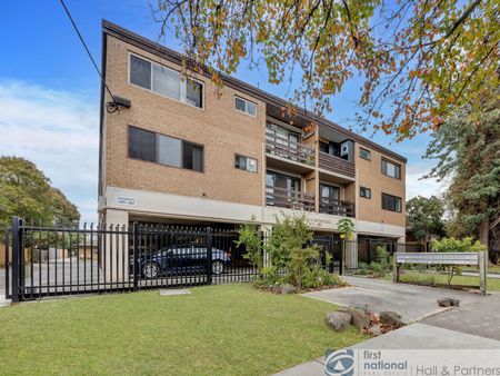 Charming 2 Bed, 1 Bath Unit - Comfort & Convenience Combined! - Photo 5