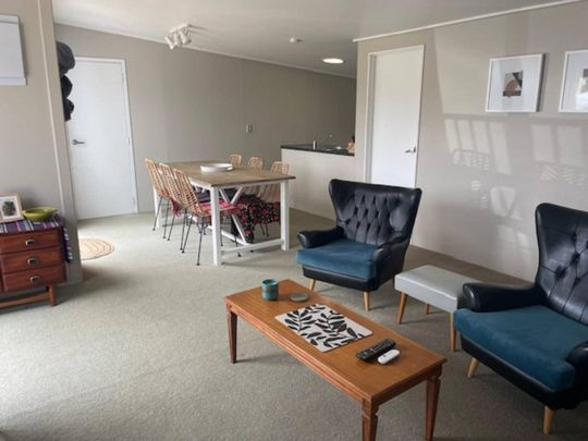 Cosy retro-style 3-bedroom bach available for ... - Photo 1