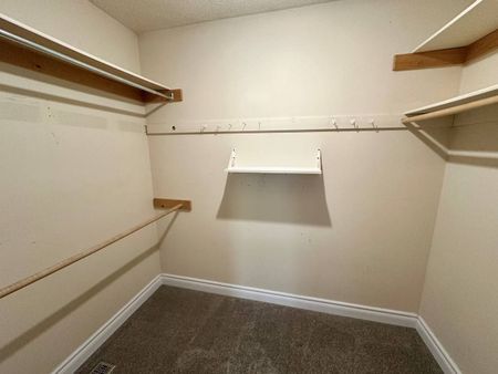 For Lease - 102 Hazelwood Drive, Newmarket, Ontario - Photo 4