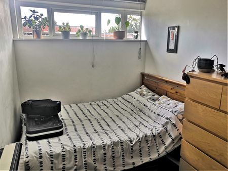 2 Bed Flat, Shaw Lane, LS6 - Photo 4