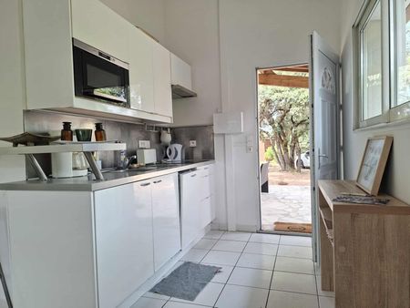 Location - Studio meublé de 27 m² avec terrasse couverte, parking, terrain et piscine communs - Photo 3