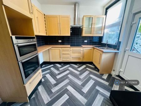 2 bedroom semi-detached house to rent - Photo 4