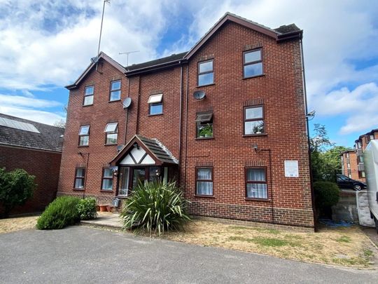 2 Bedroom Flat / Apartment - Pound Road, Aldershot - Photo 1