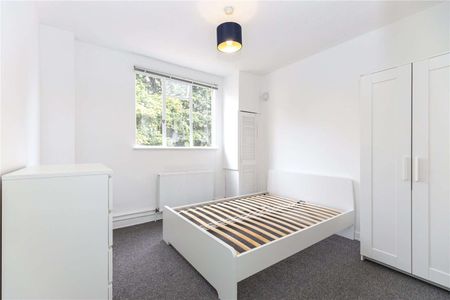 An ideal three bedroom flat located on the second floor of a well-presented building on Nightingale Lane - Photo 4